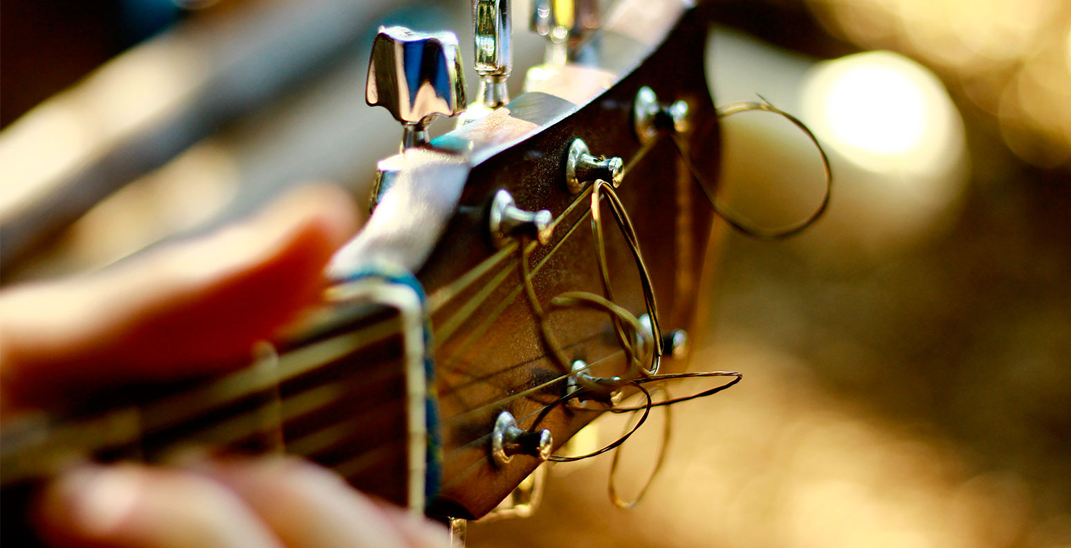 Mini guitare style piqûre 15 cm accessoires en bois métal cadeau pour  guitariste